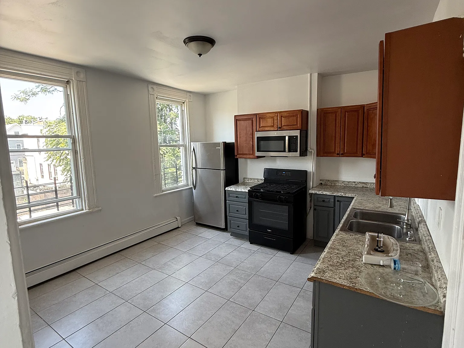 19 Long St — Photo 3