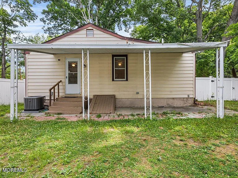 61 Cooney Ave — Photo 24