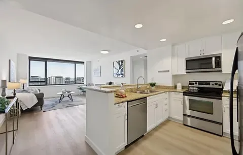 250 King St Photo 1