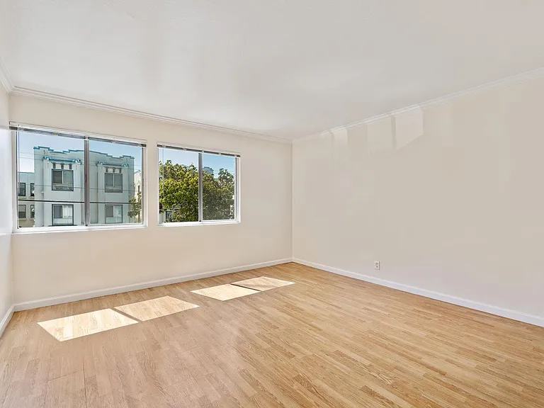 16p006 - 1435 3rd Ave — Photo 3