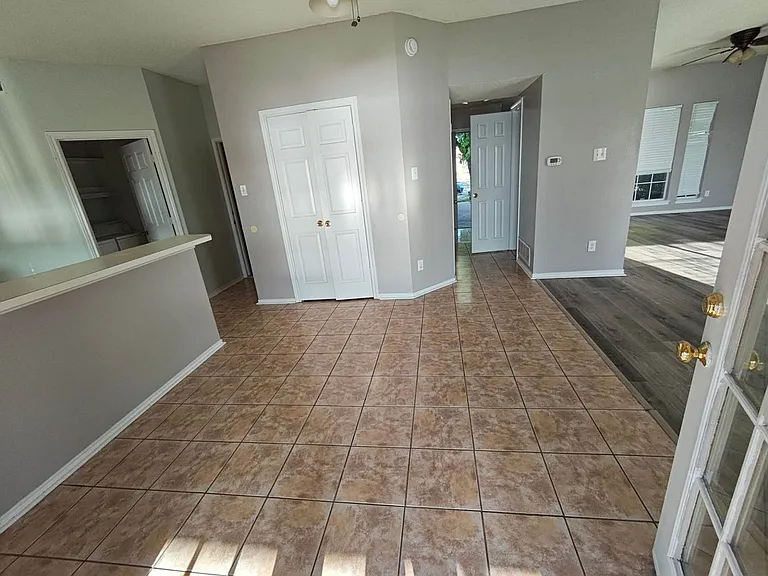 1423 Lakeshore Dr — Photo 5