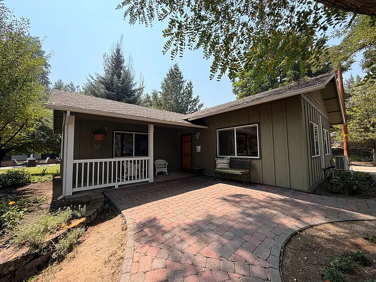 2551 NE Ravenwood Dr — Photo 3