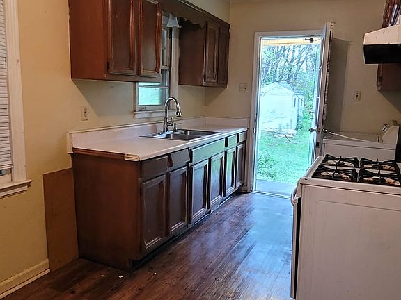 4th image of 1871 Burnham Ave