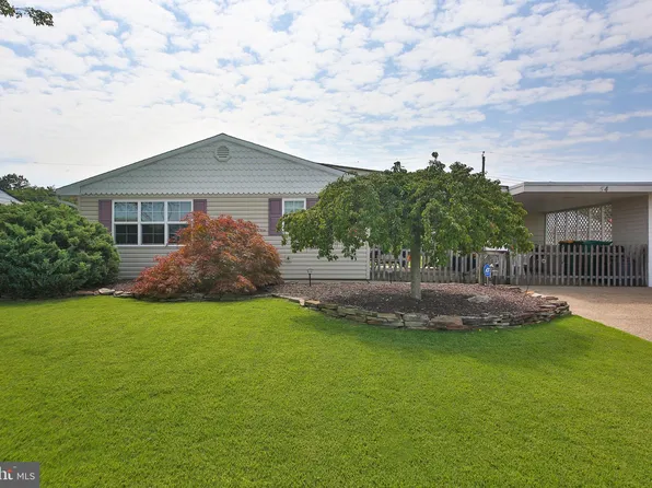 54 Leisure Ln, Levittown, PA 19054