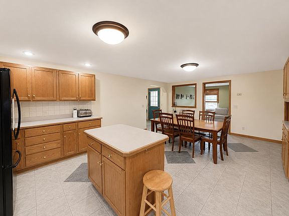 4th image of 914 Lower Waterford Road