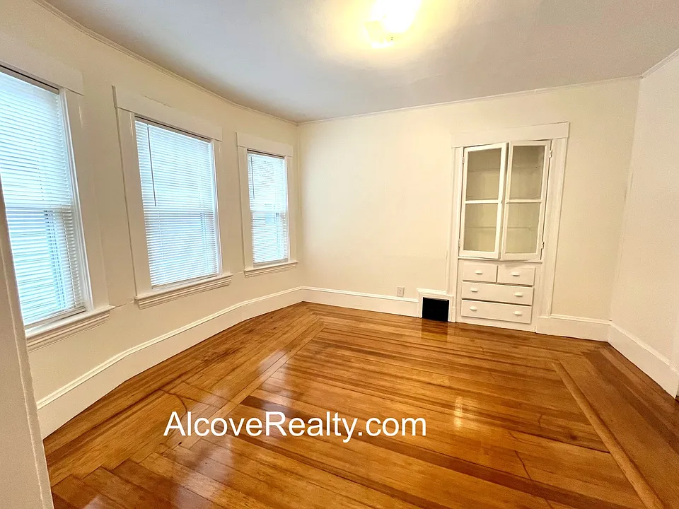 39 Raymond Ave #1