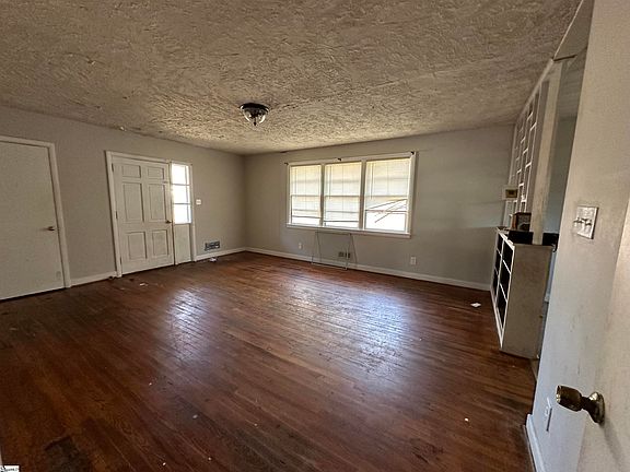 5th image of 371 Crestview Dr