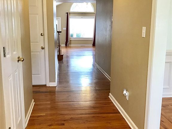 3rd image of 1546 Applewood Way