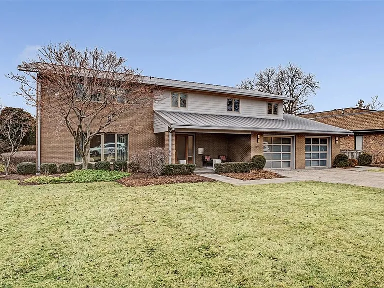 2076 Valley Lo Ln — Photo 2