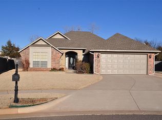 2028 Wimberley Creek Dr, Moore, OK 73160