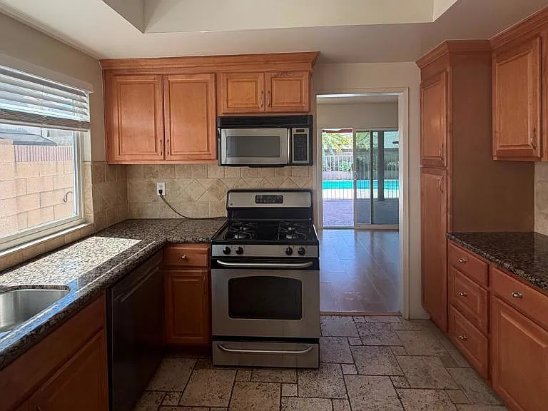 11546 Wyandotte St — Photo 8