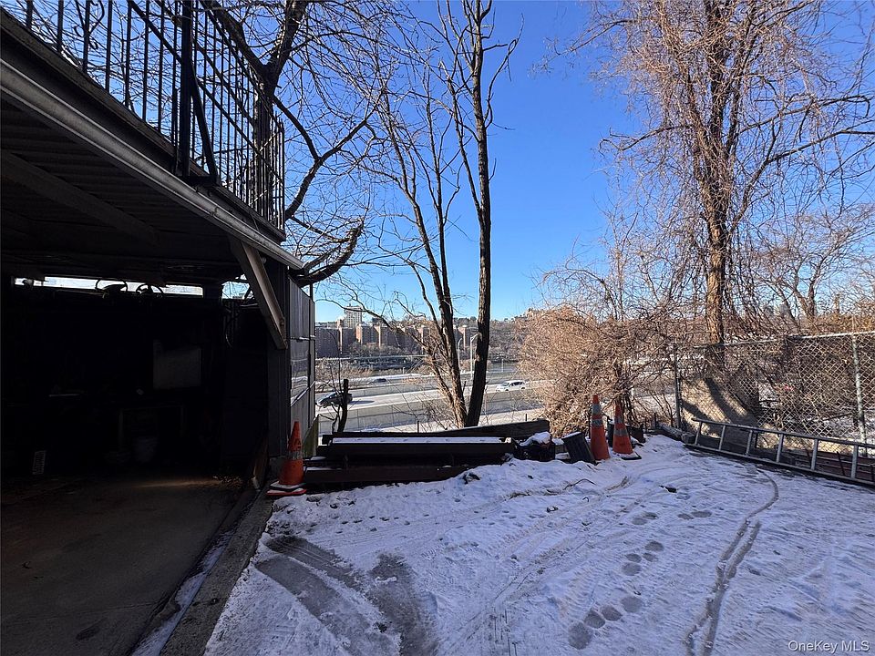2nd image of 907 Summit Avenue