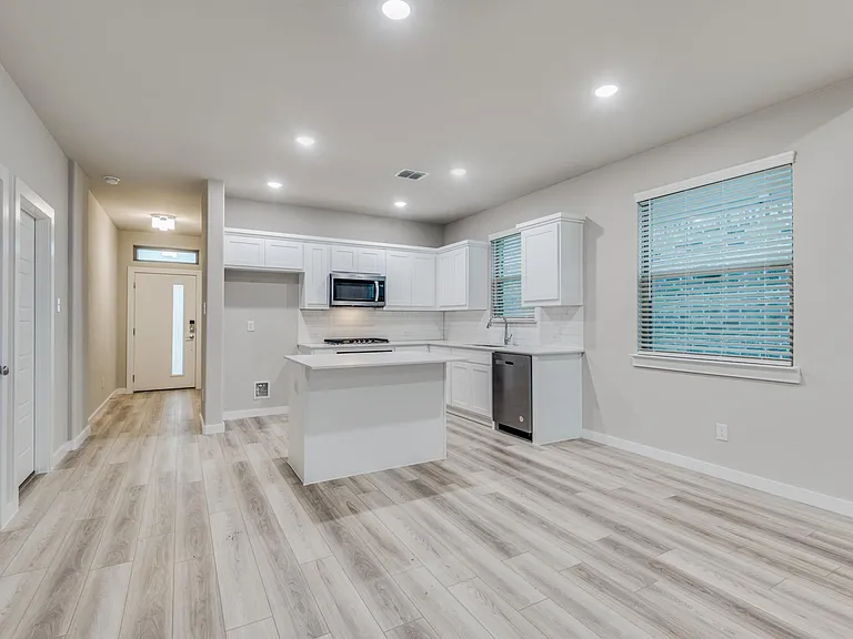2544 Rambling Rd — Photo 3