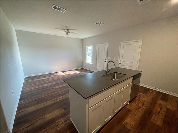 4th image of 2829 Peony Dr