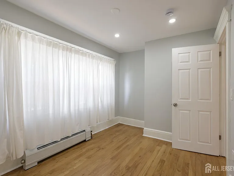 657 Amboy Ave — Photo 11