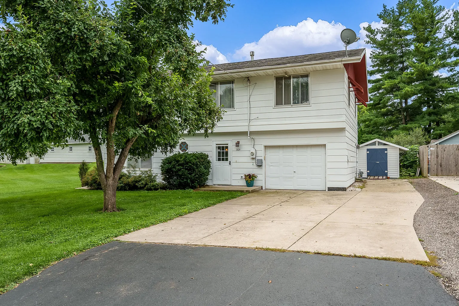 305 E North St photo 1