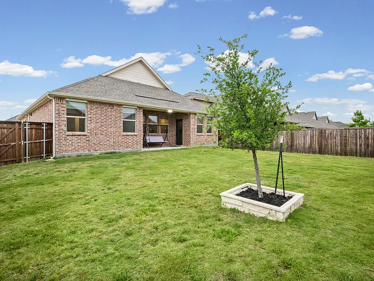 5948 Priory Dr — Photo 16