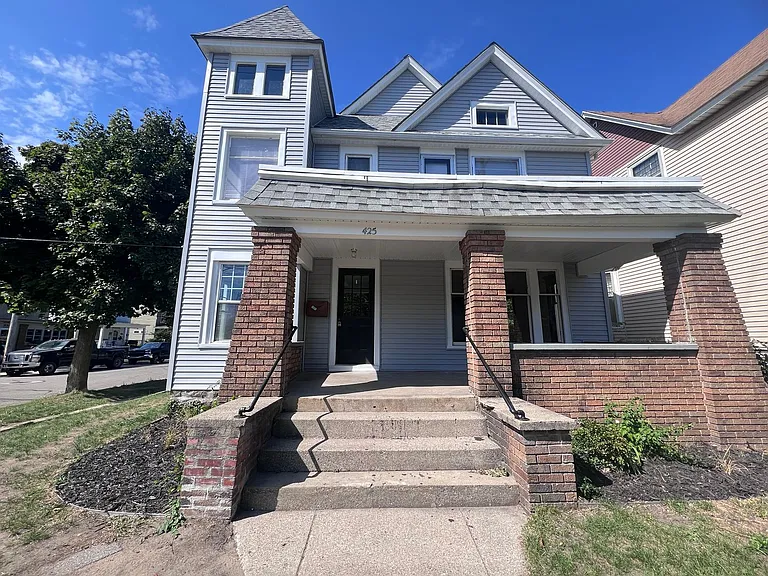 425 Fuller Ave SE — Photo 1