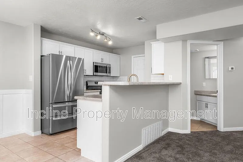 3 bed, 2.5 bath, 2053 sqft, $2,350 — Photo 4