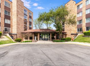502 W Huntington Commons Rd APT 136, Mount Prospect, IL 60056
