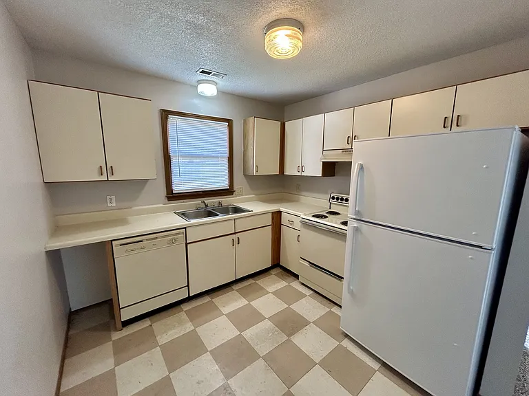 1901 E 23rd St #D-3 — Photo 2