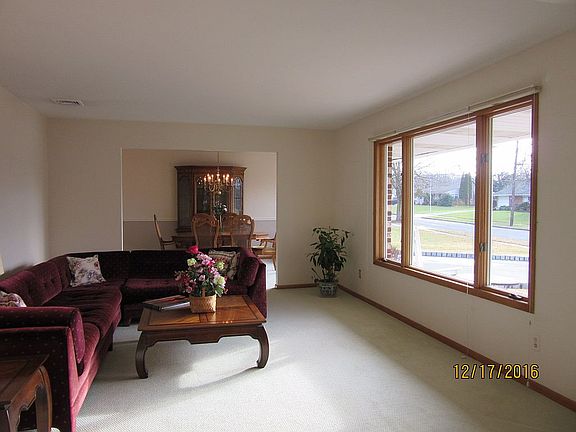 Spacious living room 
