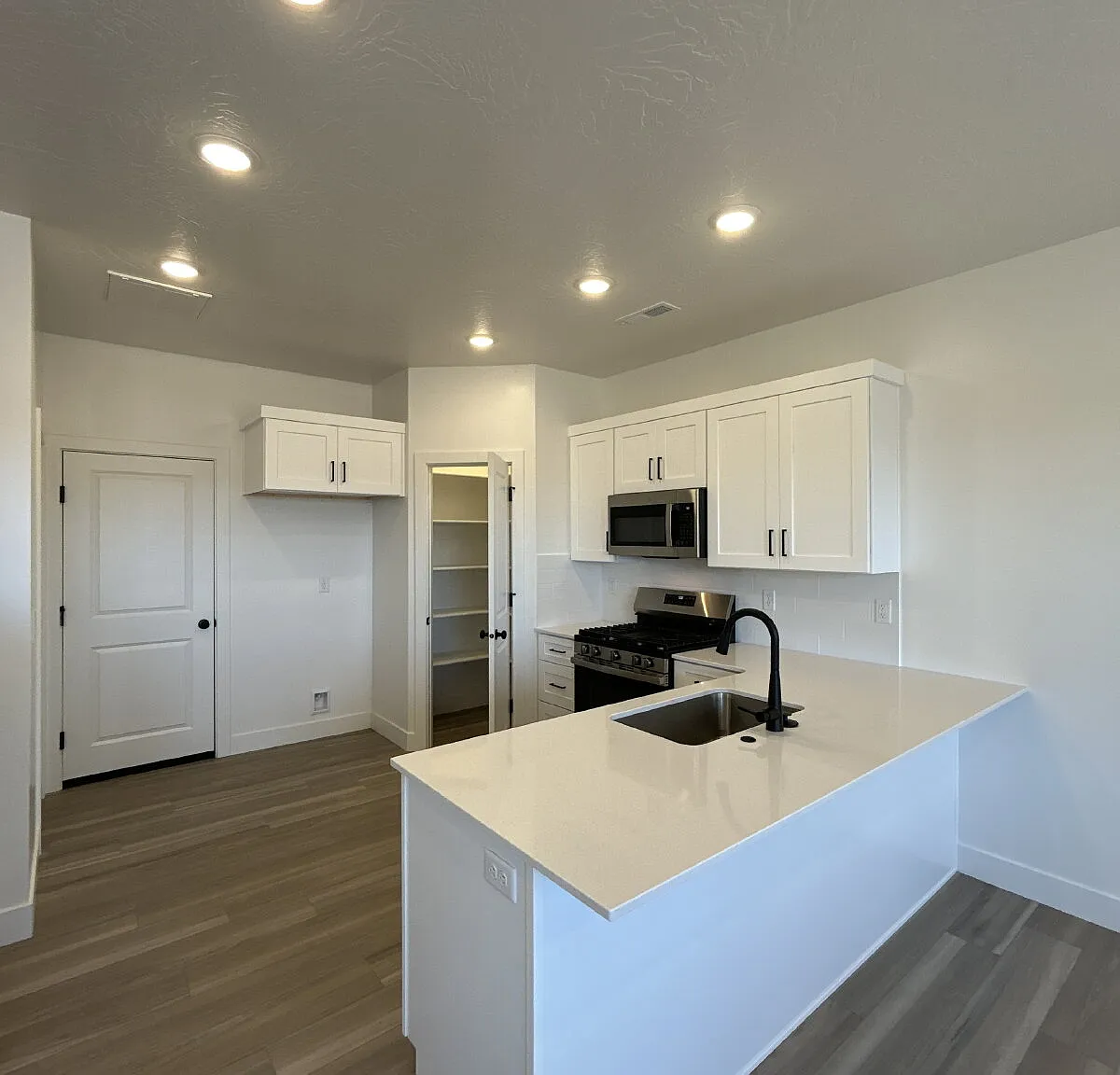 3 bed, 2.5 bath, $2,100 — Photo 3