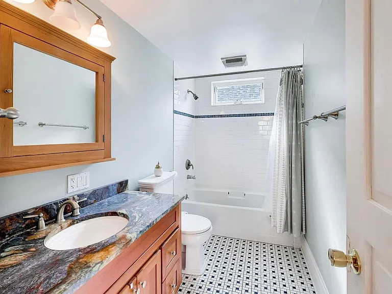 1811 Greenwood St #1 — Photo 22