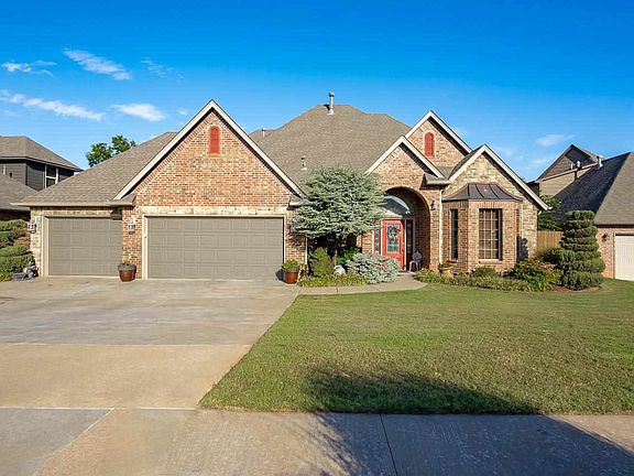 3rd image of 3707 S Persimmon St