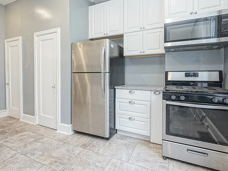 Kitchen w/ Gas Range