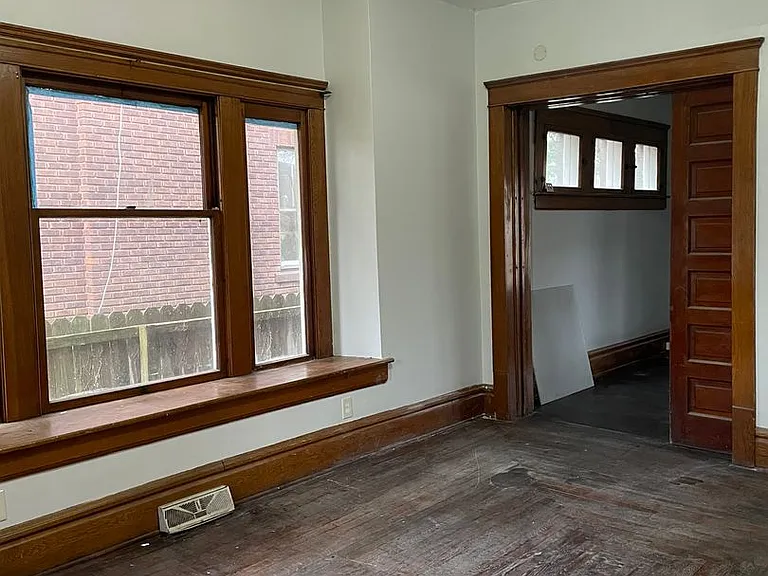 172 Oakdale Ave — Photo 2