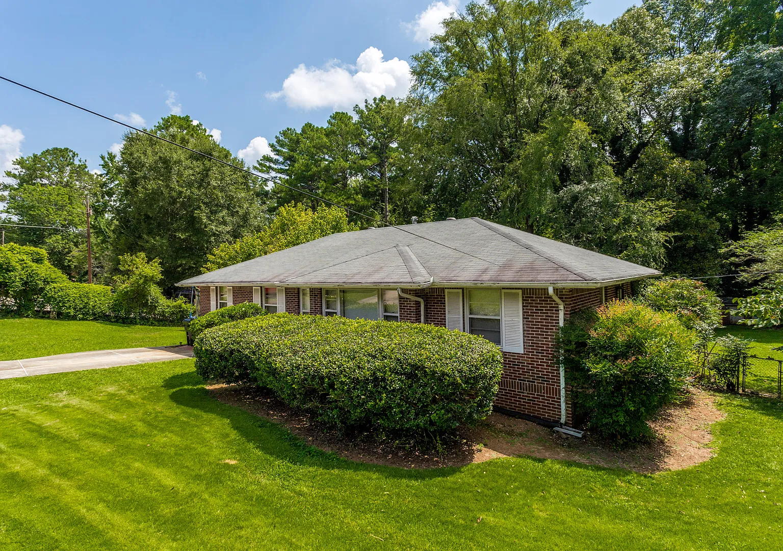 1394 Oakview Cir — Photo 1