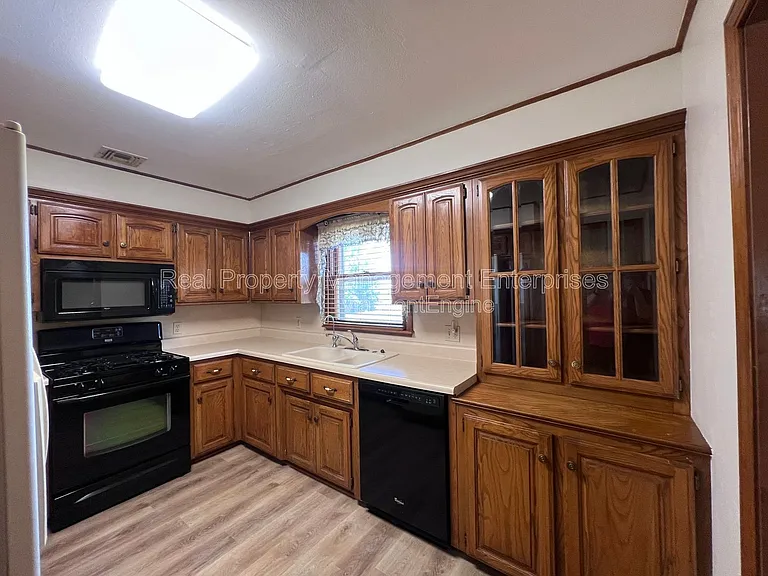 204 Wolf Ln — Photo 11