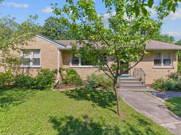 32600 Woodbrook Dr, Wayne, MI 48184