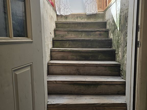 3rd image of 171 College St APT 7