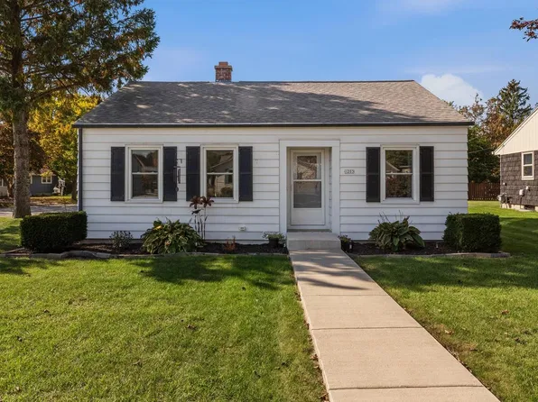 1203 Roseland DRIVE, Kewaskum, WI 53040