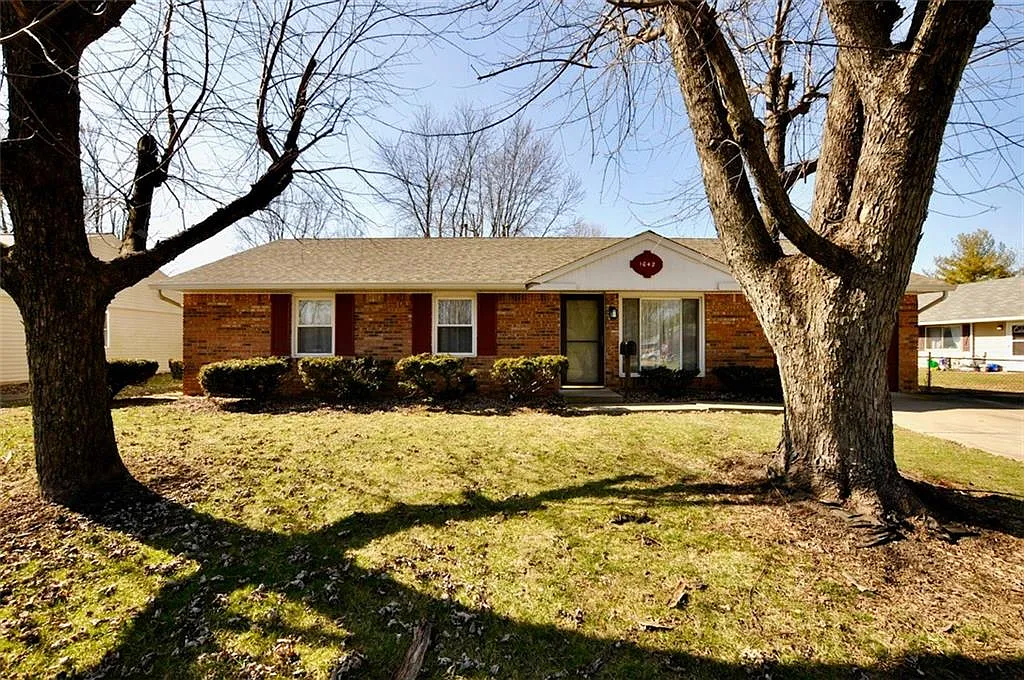 1042 Warwick Rd photo 1