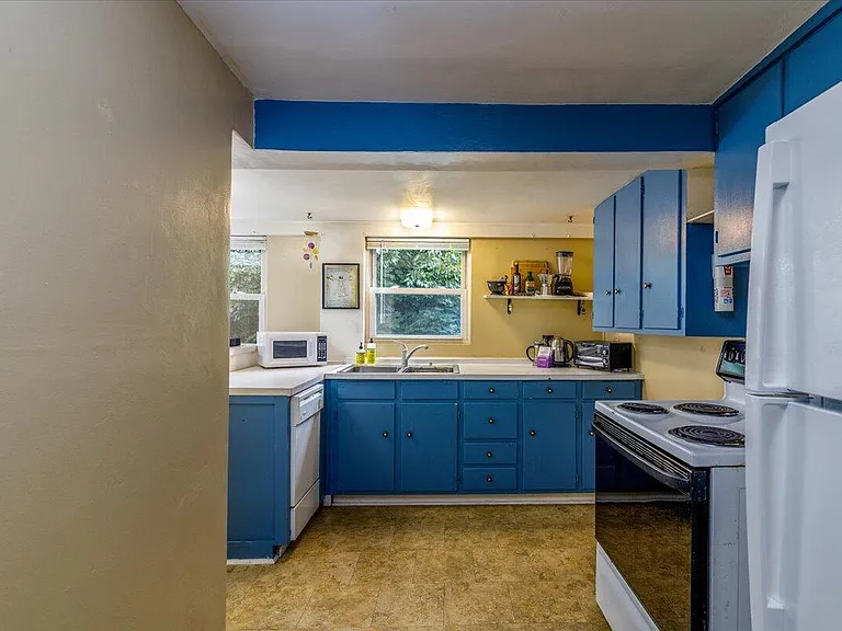 2202 Broadway Ave SW #C — Photo 3