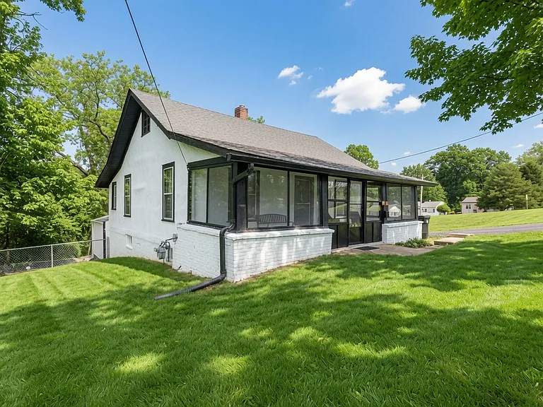 257 Gordon Pl — Photo 2