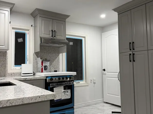 10 Louvain St #2, Toronto, ON M6N 4W8