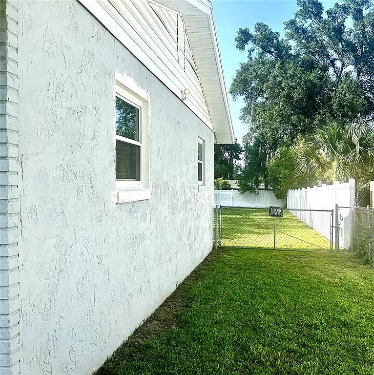 4 bed, 2.0 bath, 1300 sqft, $2,000 — Photo 4