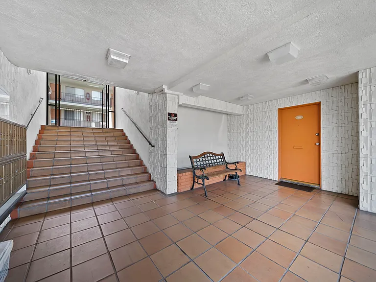 Valencia Apartments — Photo 10