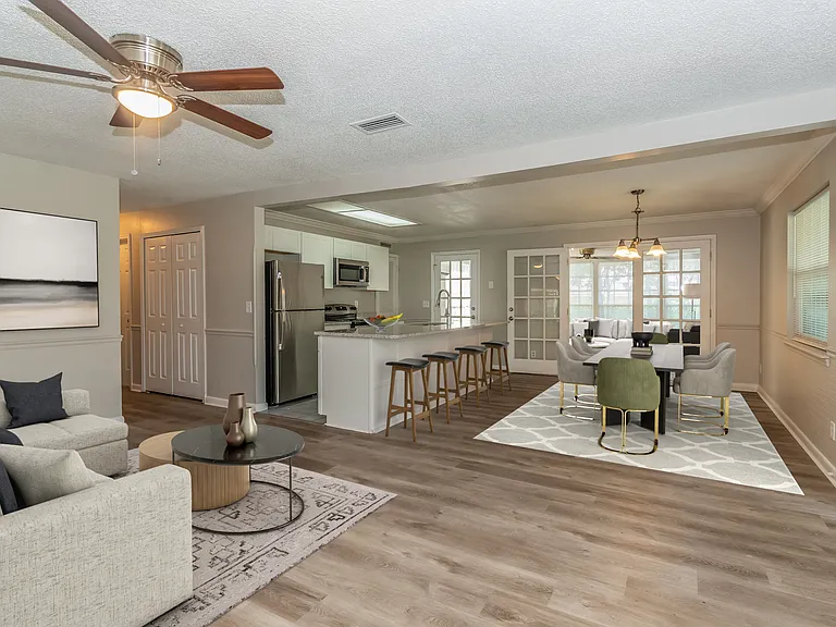 1224 Crown Dr — Photo 2