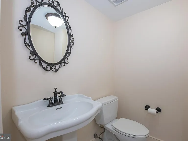 1637 Oakwood Dr #S122 — Photo 7