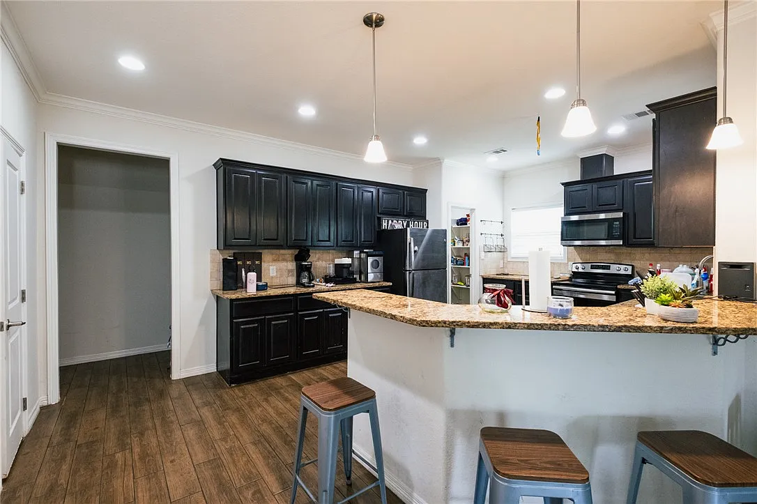 5 bed, 5.5 bath, 2818 sqft, $4,345 — Photo 3