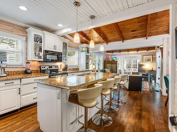 5th image of 1110 Elgin Ln