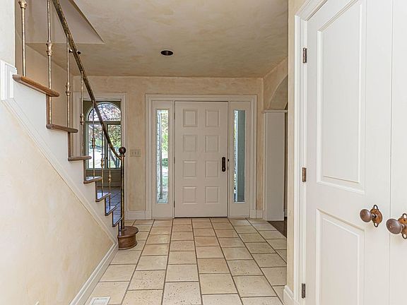 4th image of 5033 Glenaire Dr