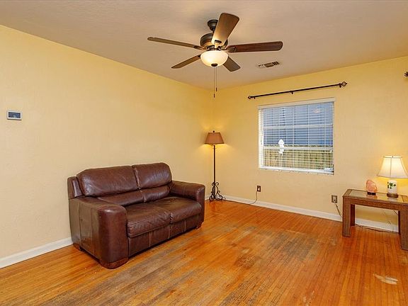 3rd image of 2915 Helen Ave