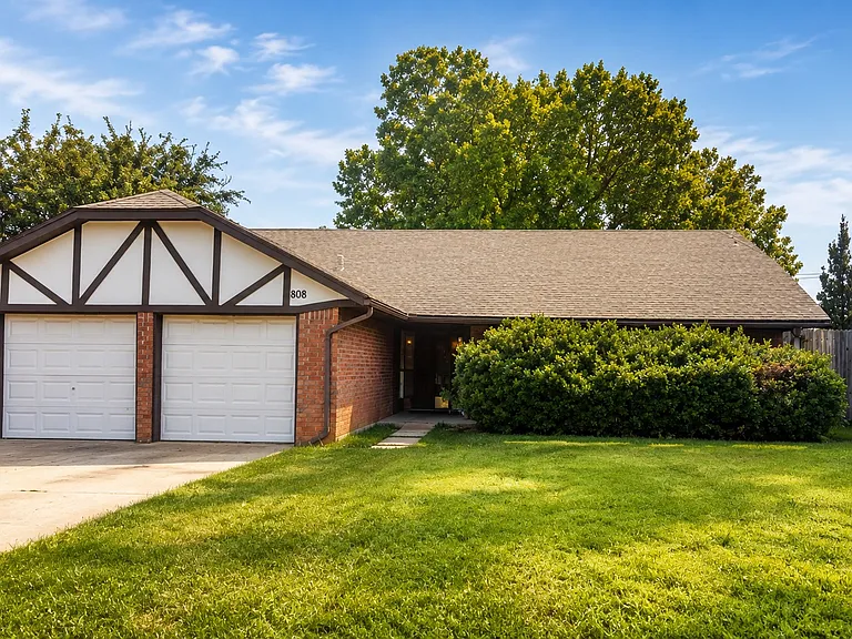 808 Mars Cir — Photo 1