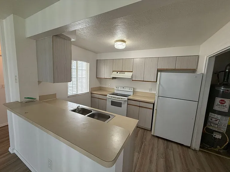 553 S Workland Ln #102 — Photo 2
